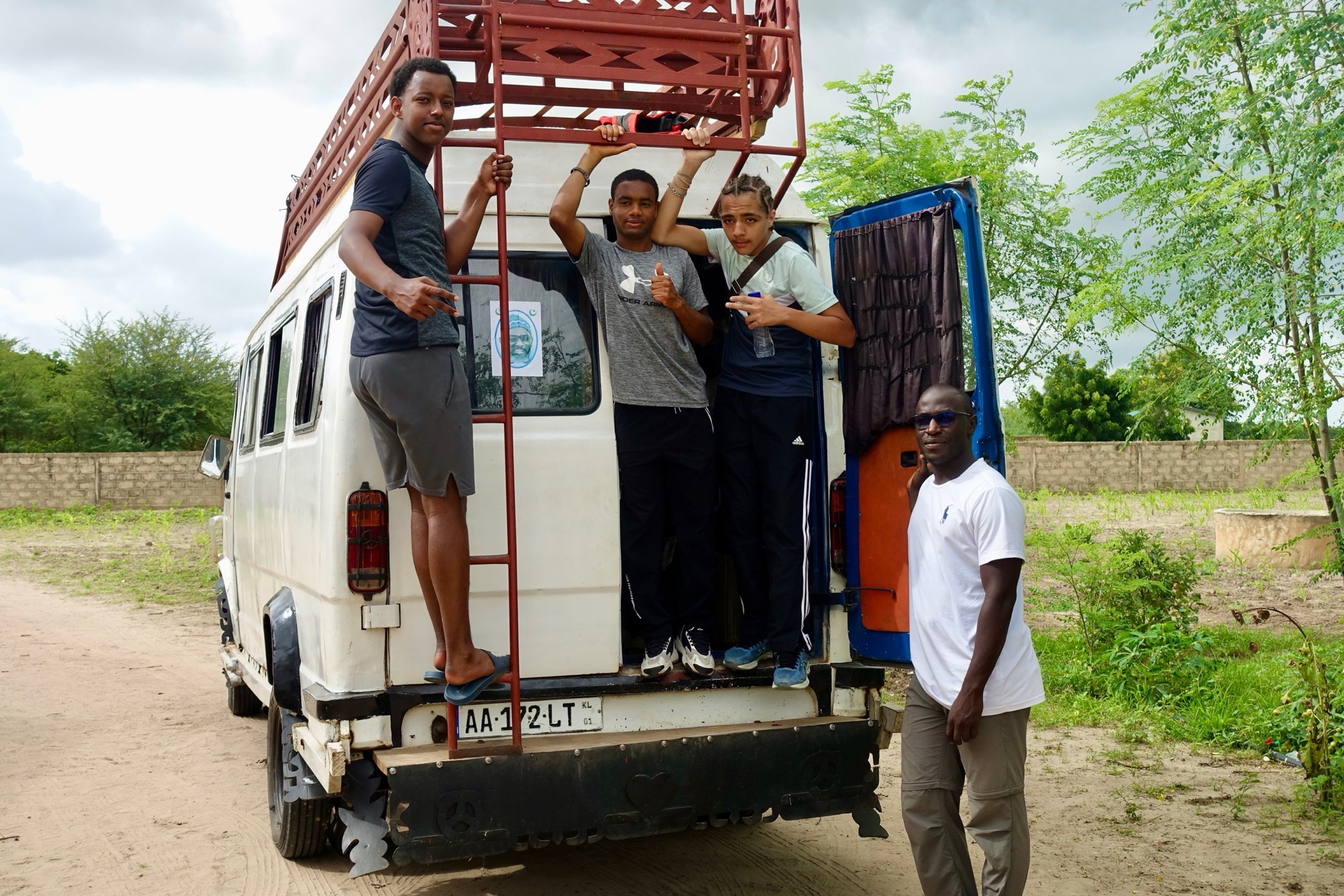 Mains levées ensemble