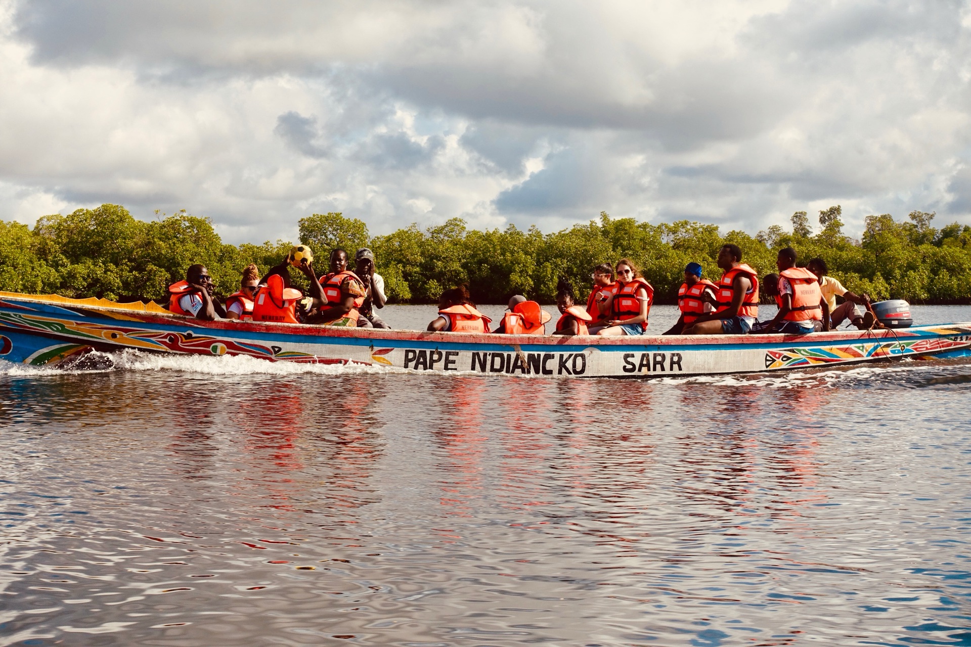Grande pirogue avec tout le groupe